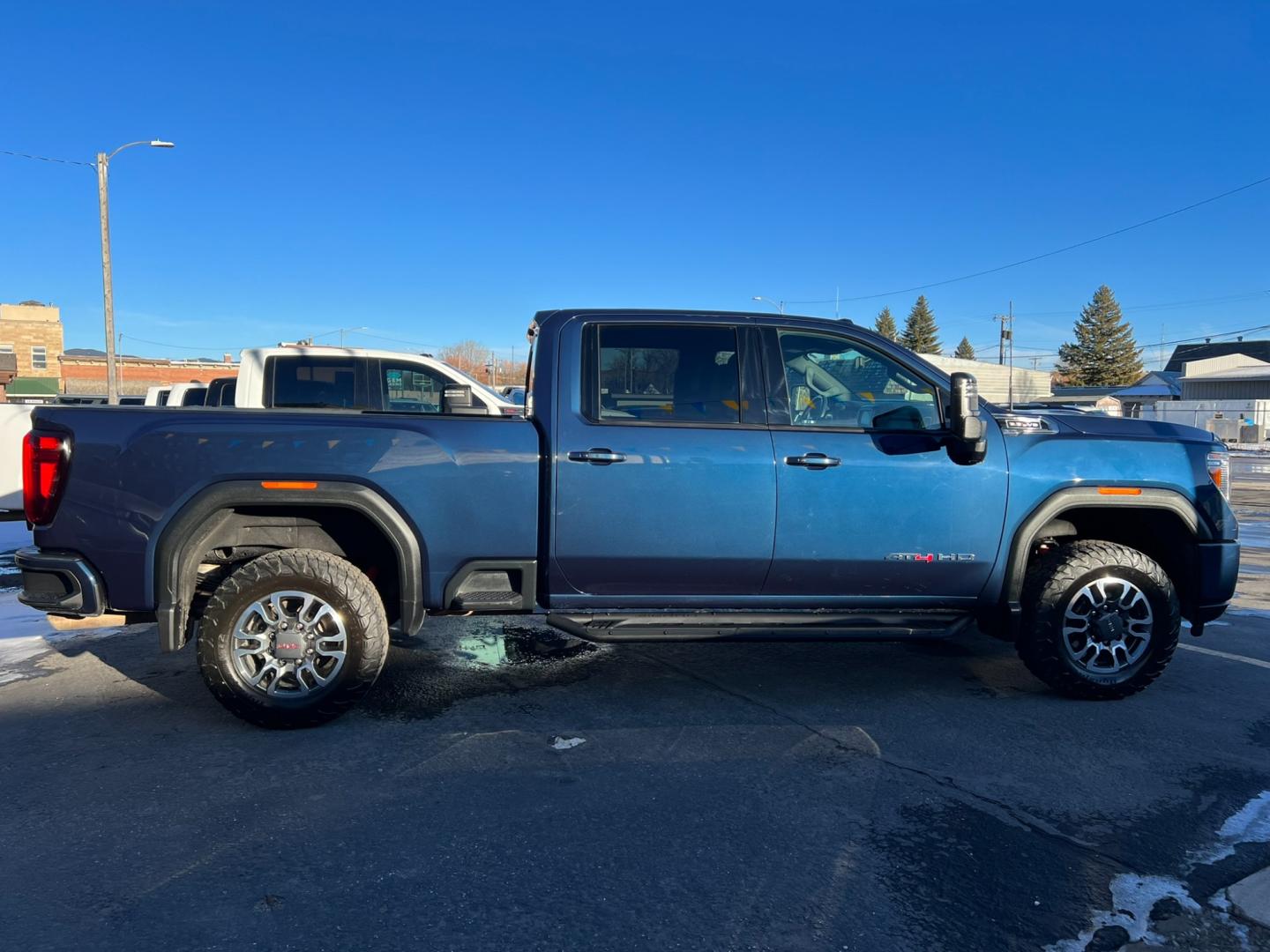 2022 Blue /Charcoal GMC Sierra 2500HD AT4 Crew Cab 4WD (1GT49PE70NF) with an 6.6L Gas engine, automatic transmission, located at 116 5th Avenue South, Lewistown, MT, 59457, 47.063877, -109.427879 - Photo#5